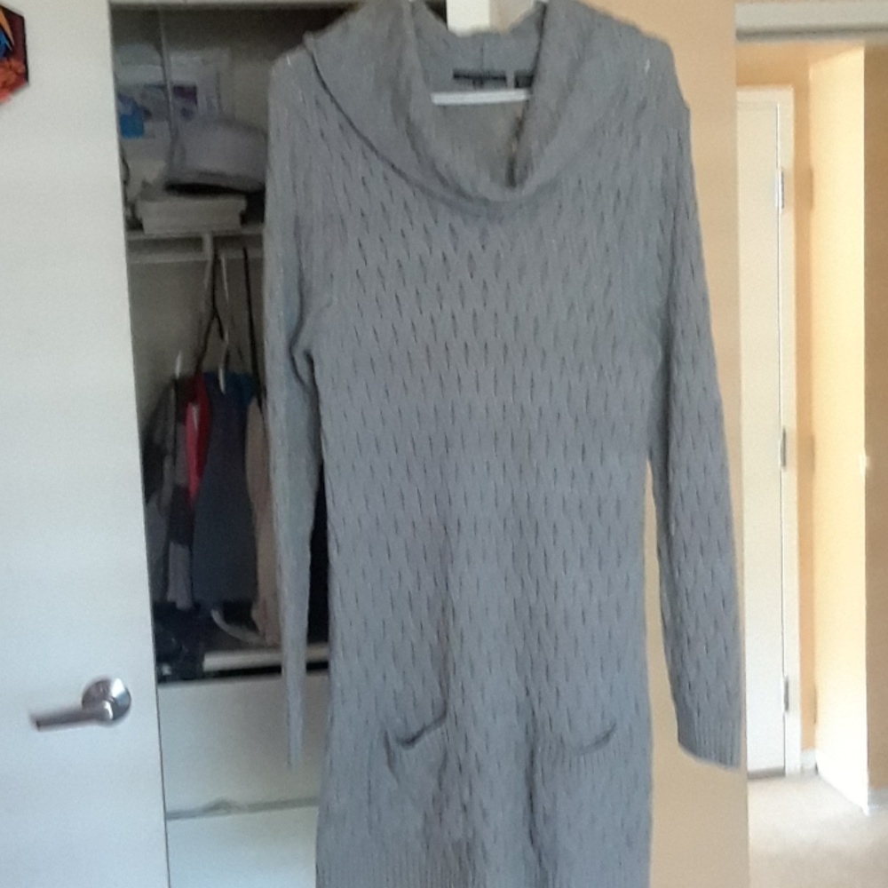 Long sleeved Grey sweater with scoopneck.